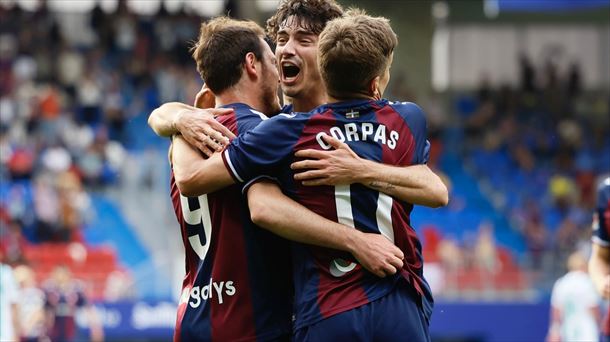 Bautista eta Corpas, gol bat ospatzen. Argazkia: SD Eibar