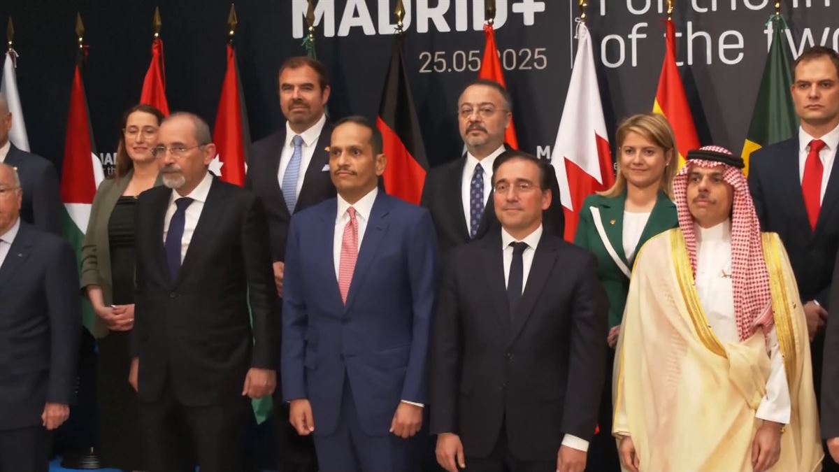 Madrileko Taldea deitutakoaren familia-argazkia. EFE. 