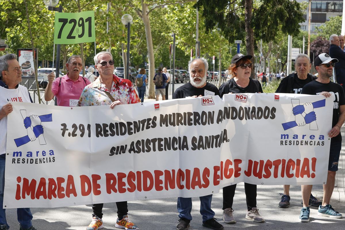 Madrilgo erresidentzietako heriotzen aurkako protesta. Argazkia: EFE