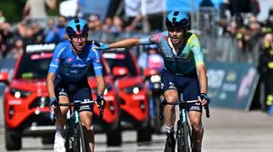 Scaroni y Fortunato, del Astana, han entrado juntos en meta. Foto: EFE.