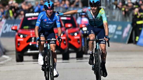 Scaroni y Fortunato, del Astana, han entrado juntos en meta. Foto: EFE.
