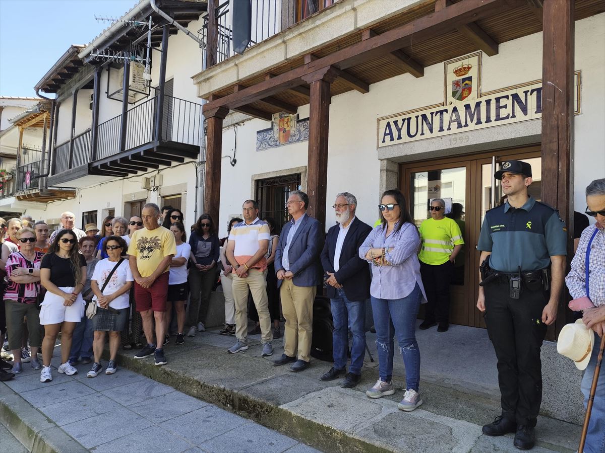 Vecinos de la localidad han guardado un minuto de silencio por el asesinato machista de su vecina María Varela, de 38 años, ante el edificio consistorial. Foto: EFE 