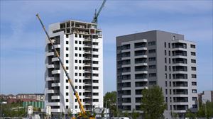 Sanchezek etxebizitzan inbertsio publikoa hirukoiztea proposatu die erkidegoetako presidenteei