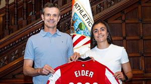 Eider Arana, con el presidente Jon Uriarte, en la firma del contrato