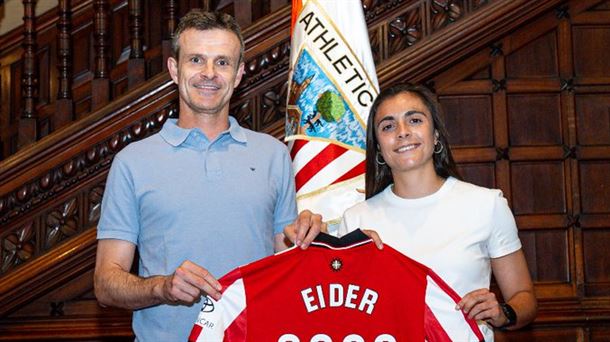 Eider Arana, con el presidente Jon Uriarte, en la firma del contrato