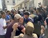 Gelditu egin dute laguntza-banaketa Gazan, lehen eguneko kaosaren ostean