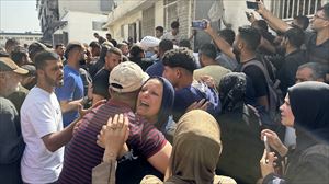 Gelditu egin dute laguntza-banaketa Gazan, lehen eguneko kaosaren ostean