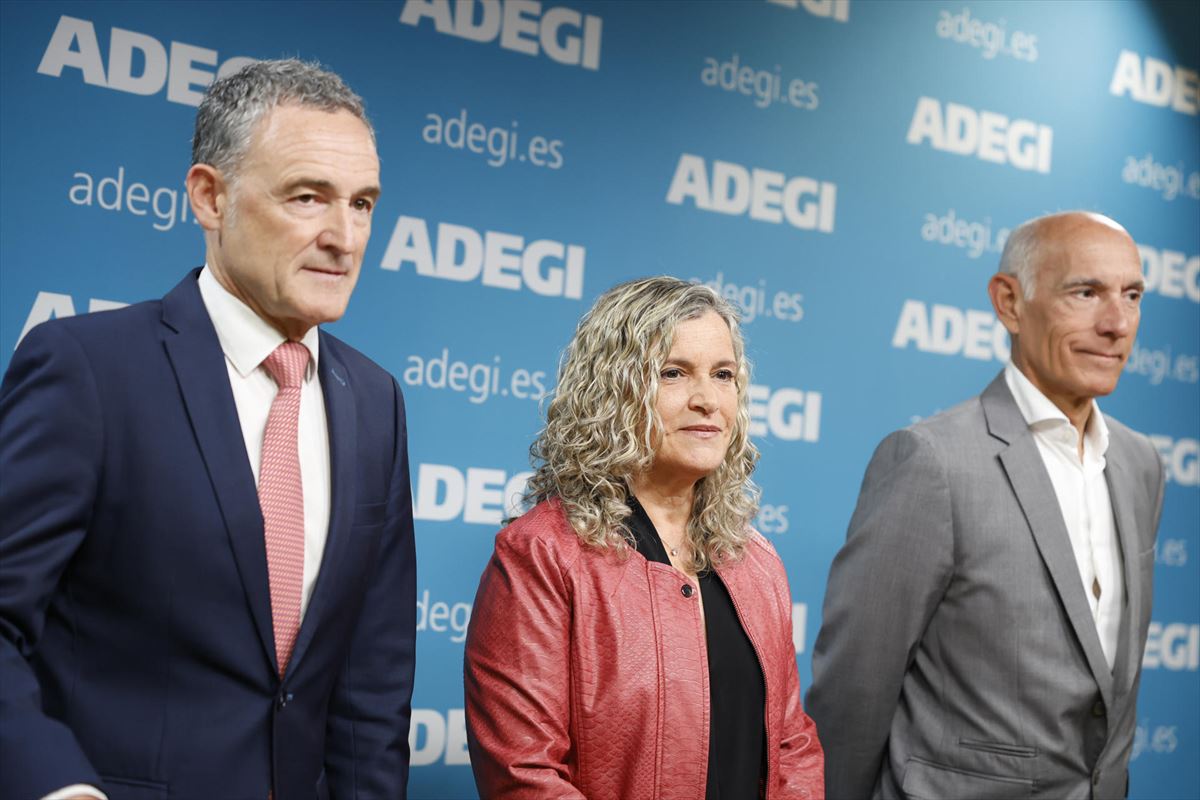 Isabel Busto (c), José Miguel Ayerza (i), y Patxi Sasigain (d)