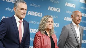 Isabel Busto (c), José Miguel Ayerza (i), y Patxi Sasigain (d)