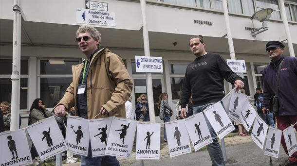 Epaitegien kanpoan protesta ekintza egin dute biktimetako batzuk. Argazkia: EFE.