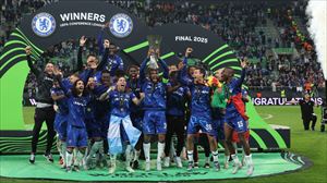 La plantilla del Chelsea celebra el título, tras la final de ayer