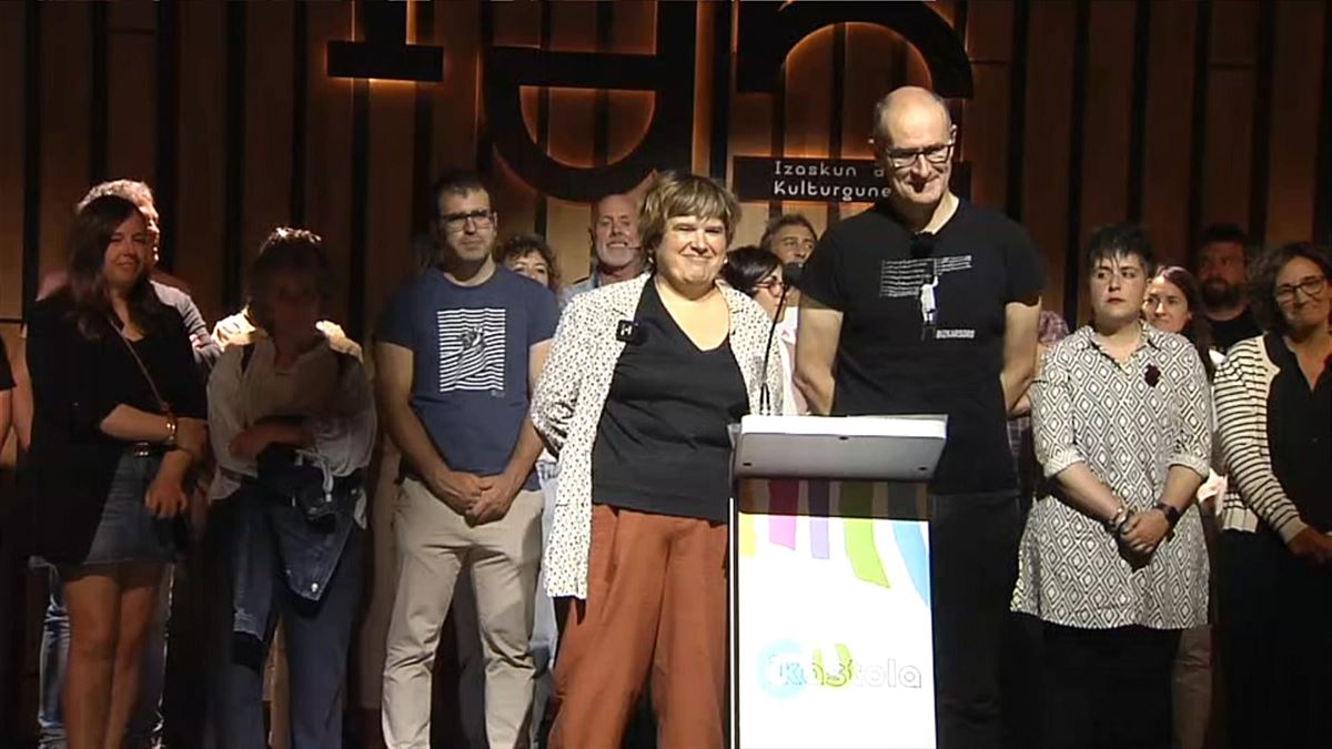 Nekane Artola y Unai Mendizabal, en la rueda de prensa. EITB.