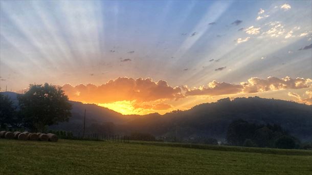 Amanecer ayer, jueves, en Meñaka (Bizkaia). Foto: Víctor Uriarte