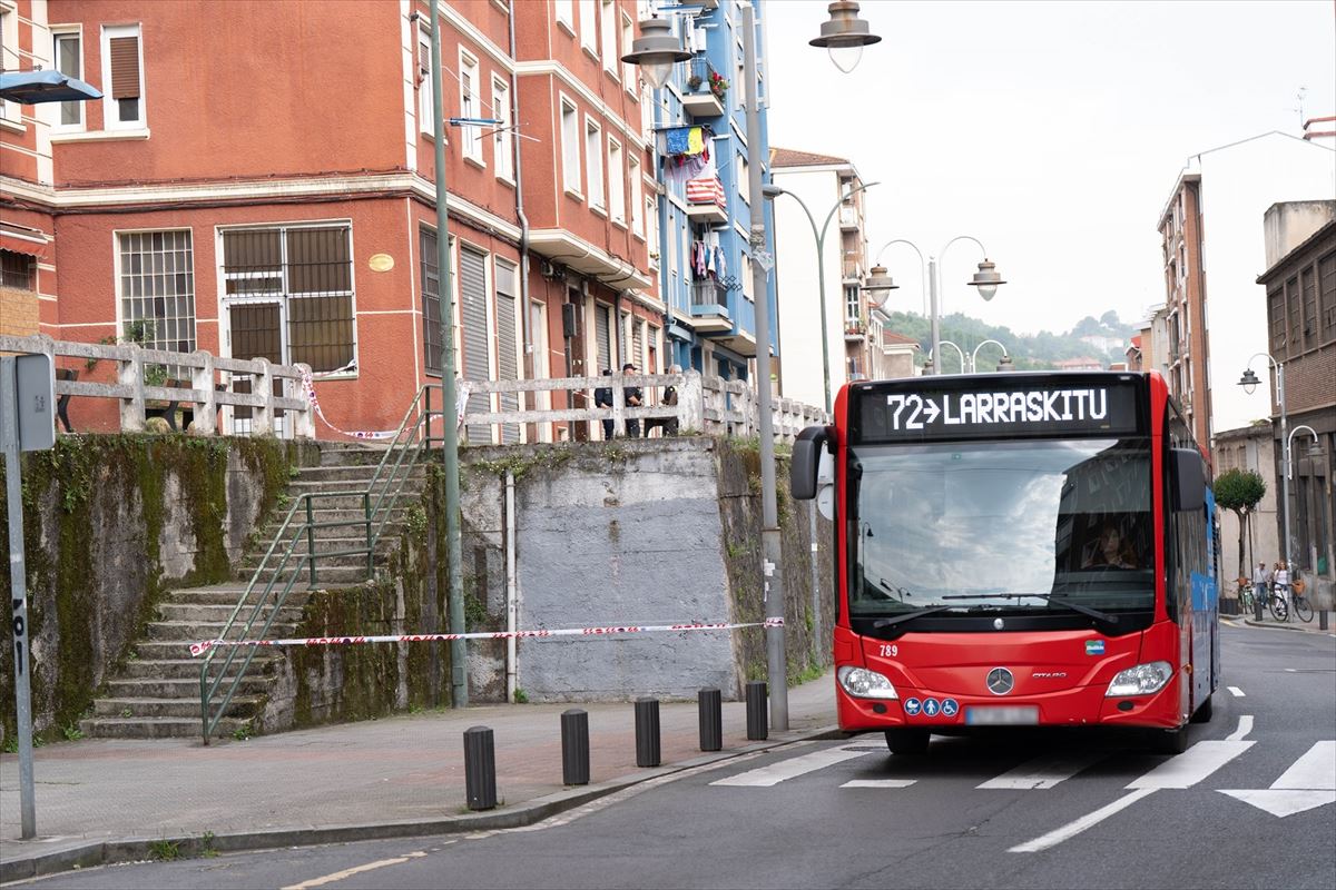 Autobusa itxitako kalearen inguruan. Argazkia: Europa Press