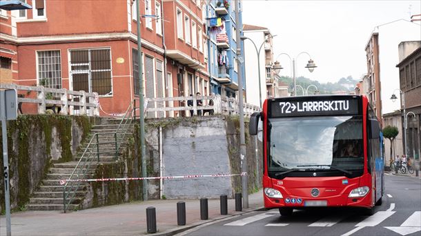 Un autobús pasa por la zona acordonada. Foto: Europa Press