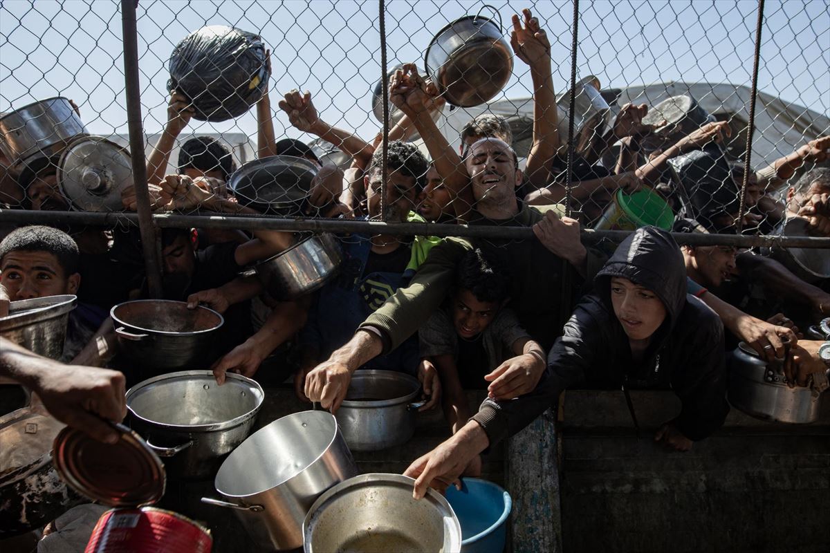 Las colas del hambre que se repiten una y otra vez a lo largo y ancho de Gaza. Foto: EFE