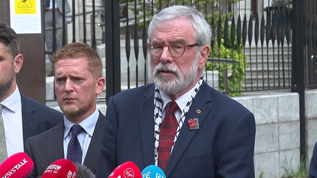 El expresidente del Sinn Féin, Gerry Adams, a la salida del juzgado. Imagen: AFP