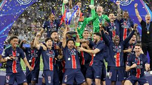 Jugadores del PSG levantando la copa. Foto: EFE