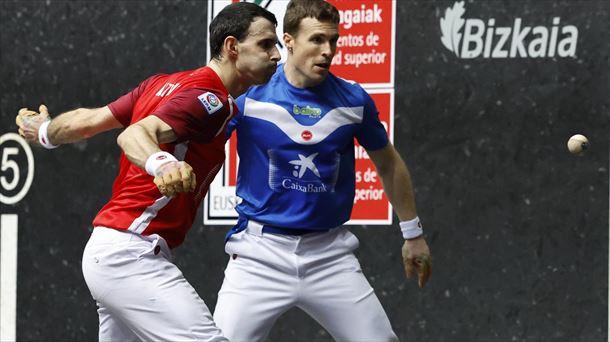 Jokin Altuna, Iñaki Artolaren ondoan, artxiboko irudian. Argazkia: EFE. 