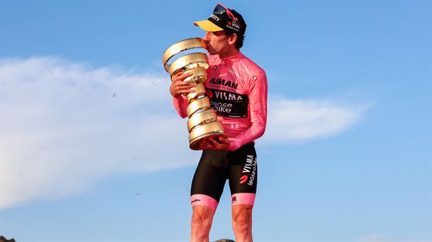 Simon Yates con lel trofeo. Foto: EFE