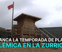 Bandera roja y torres de vigilancia cerradas en la Zurriola, en el primer día de playa de la temporada