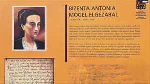 Placa en el exterior de la biblioteca Bizenta Mogel de Durango
