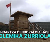 Bandera gorria eta zaintza-dorreak itxita Zurriolan, hondartza-denboraldiko lehen egunean