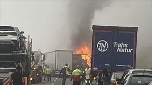 Cerrada la A-15 en Larraun por un accidente con dos camiones y varios vehículos más implicados