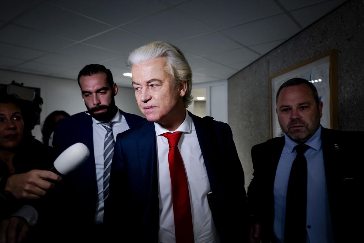Geert Wilders Herbehereetako eskuin muturraren ordezkaria, gaur, bileraren atarian
