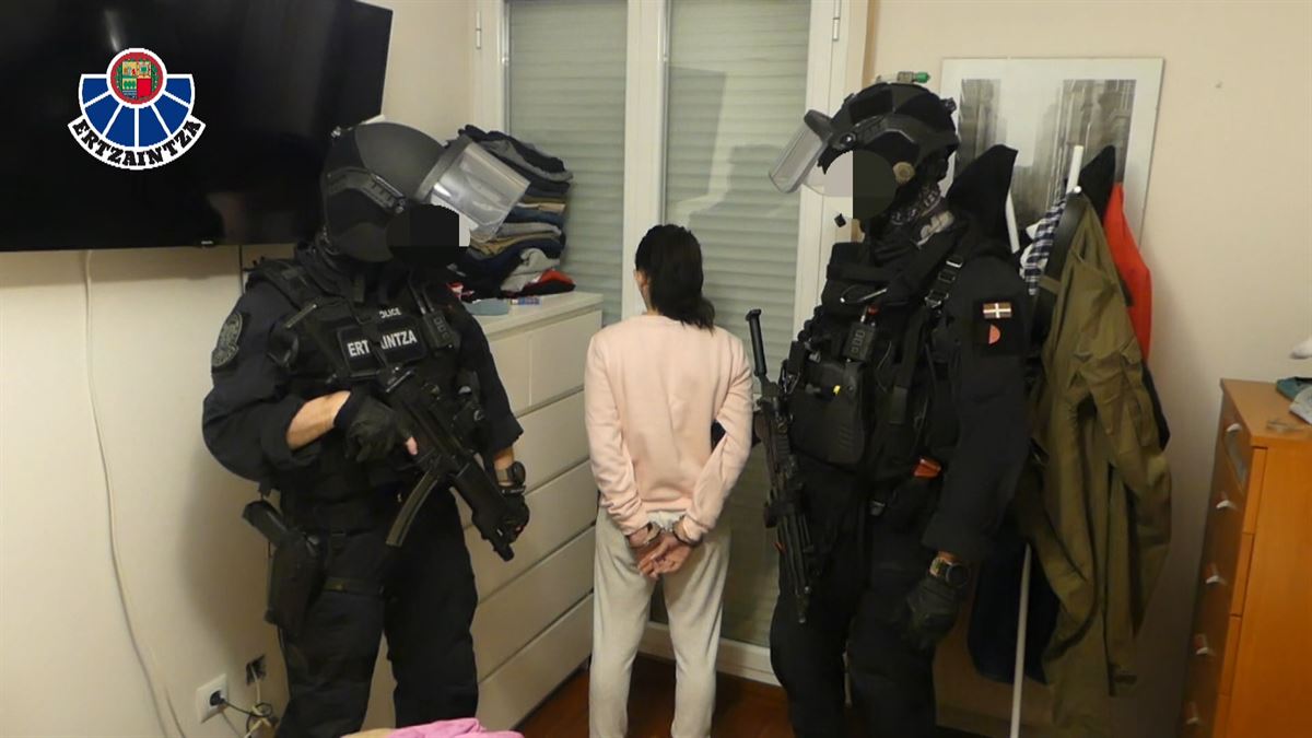 Polizia operazioaren baitan hainbat miaketa egin dituzte, tartean, Gasteizen. Irudia: EITB.