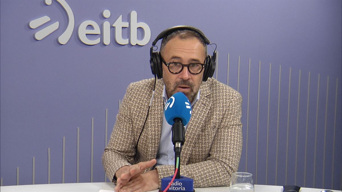 El consejero de Vivienda, Denis Itxaso, entrevistado en Euskadi Irratia