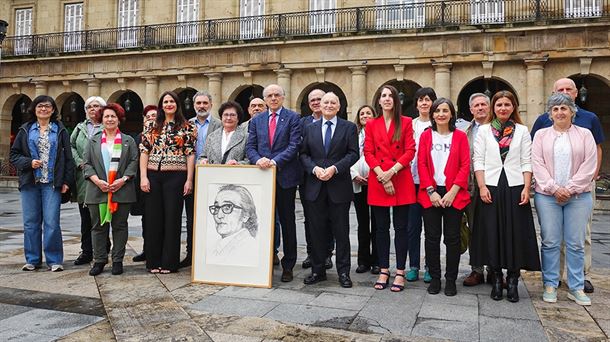 Familiares de Aresti y representantes de las instituciones en la presentación de hoy