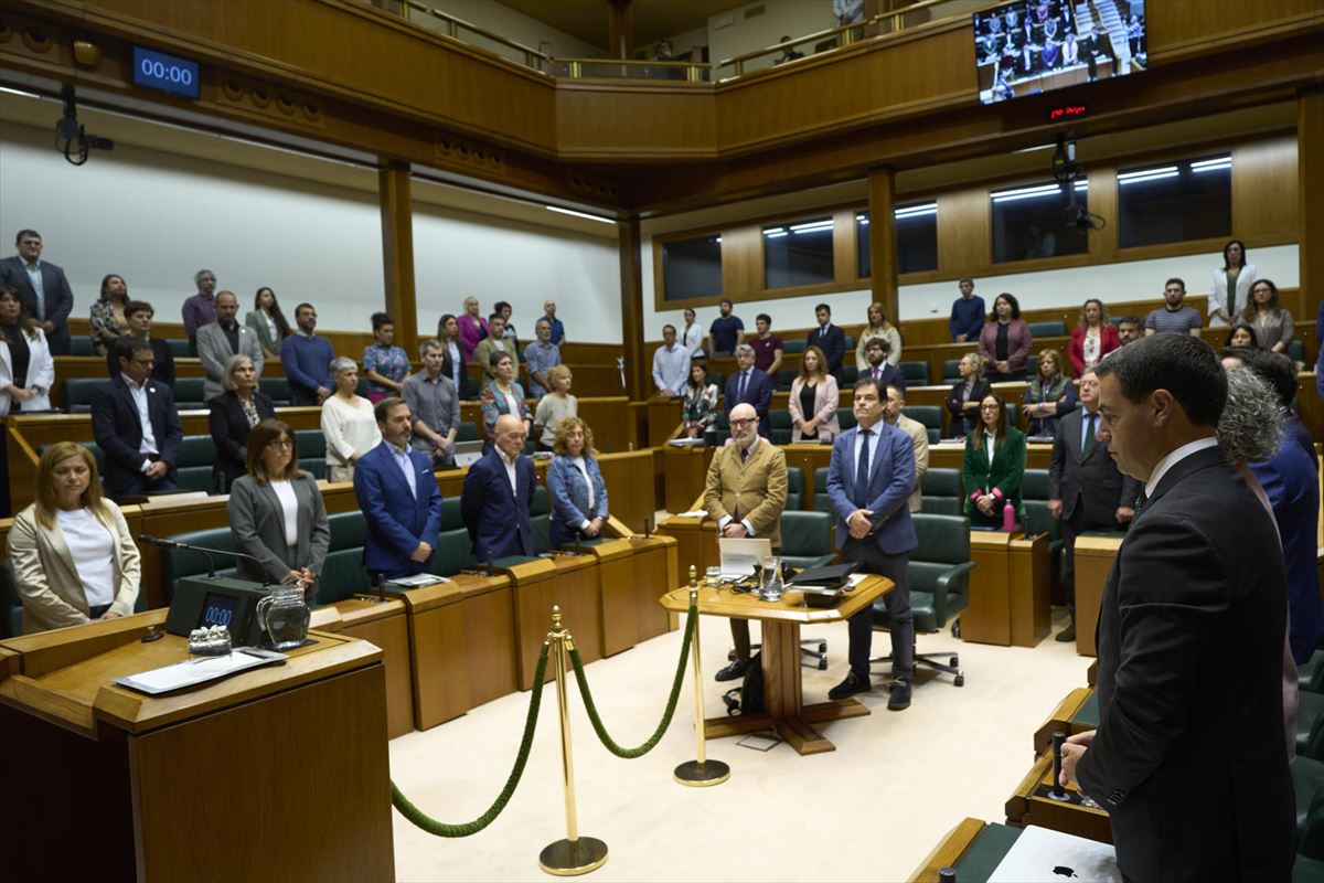 El pleno ha comenzado con un minuto de silencio por el asesinato vicario de Bilbao. EFE
