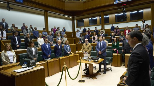 El pleno ha comenzado con un minuto de silencio por el asesinato vicario de Bilbao. EFE