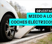 Un gruista ha sido sancionado por no retirar un coche eléctrico accidentado alegando ''falta de formación''