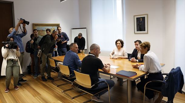 María Chivite, Mikel Irujo y Carmen Maeztu se reúnen con trabajadores de BHS. Foto: EFE
