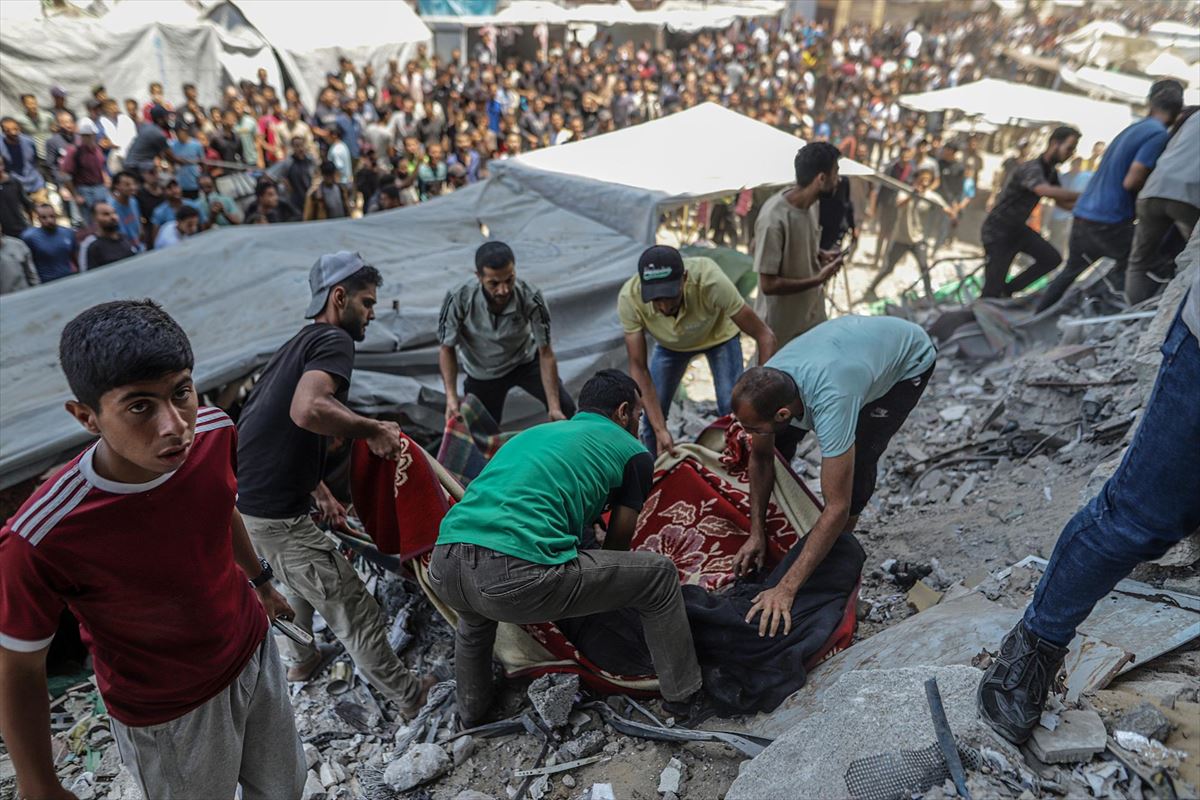Imagen del bombardeo del 3 de junio contra el barrio Al Remal, al norte de Gaza. Foto: EFE.