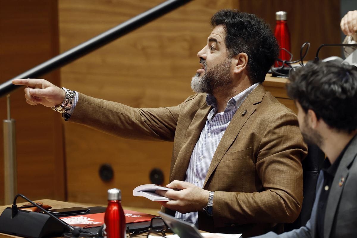 El portavoz del grupo parlamentario del PSN, Ramón Alzorriz durante la sesión del Parlamento de Navarra. Foto: EFE