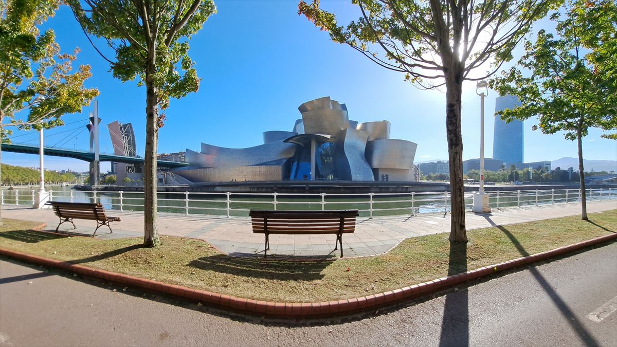 El Museo Guggenheim, un día caluroso. Foto: Juan Luis Albaizar Buisán