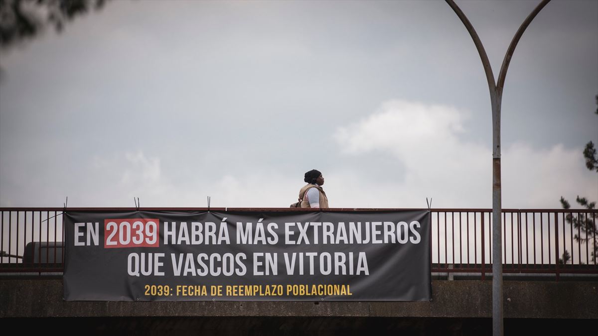 Uno de los carteles colocados por Frontera Sur en Vitoria-Gasteiz. Imagen: Ayuntamiento de Vitoria