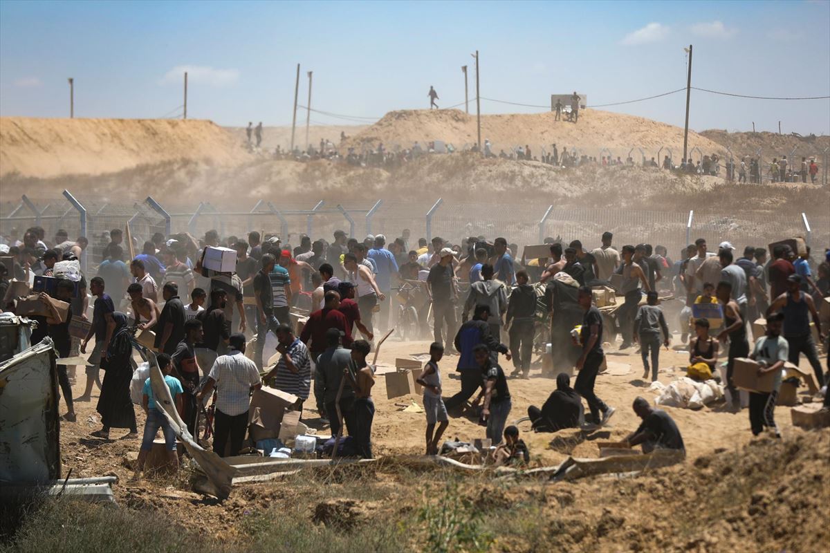 Palestinos transportan suministros de ayuda el pasado 29 de mayo. Foto: EFE