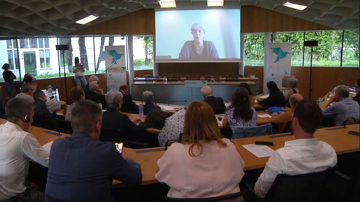 Foro de la asociación Bake Bidea y los artesanos por la paz en Baiona, hoy. Imagen: EITB