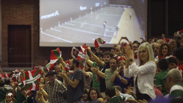 Gernikako Jai Alai pilotalekua, jendez gainezka. EFE