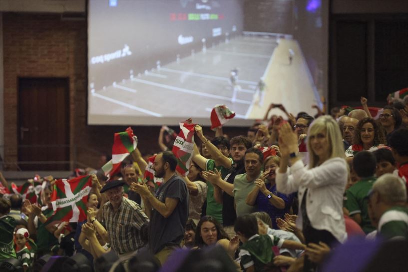 Gernikako Jai Alai pilotalekua, jendez gainezka. EFE