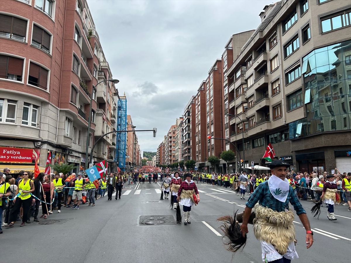Joaldunas al inicio de la marcha. Foto: EITB Media