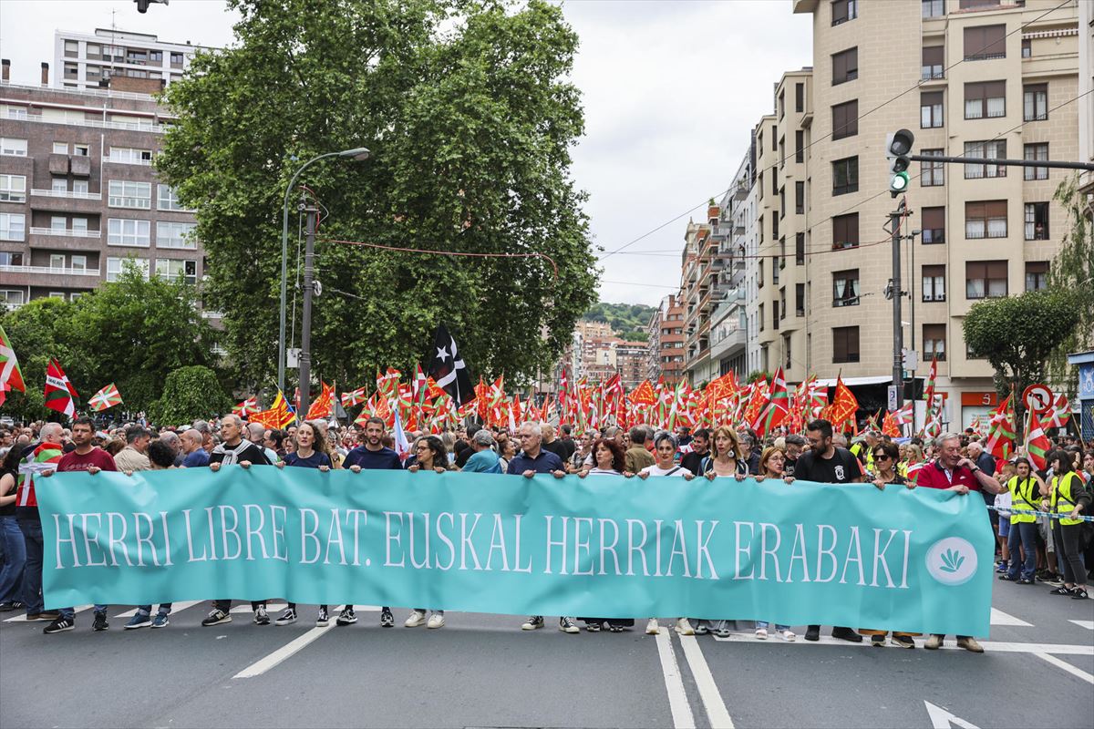 Banner manifestation. Photo: EFE