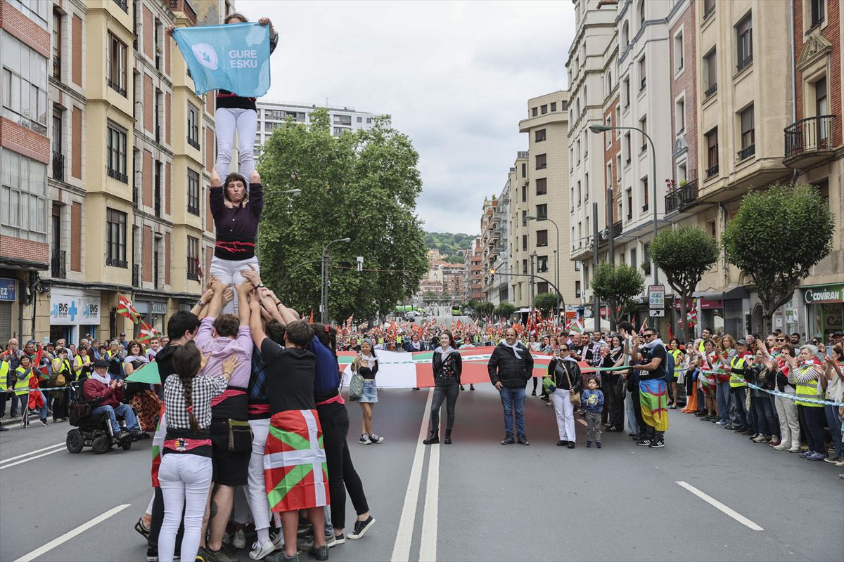 Castellers en la calle Autonomía. Foto: EFE