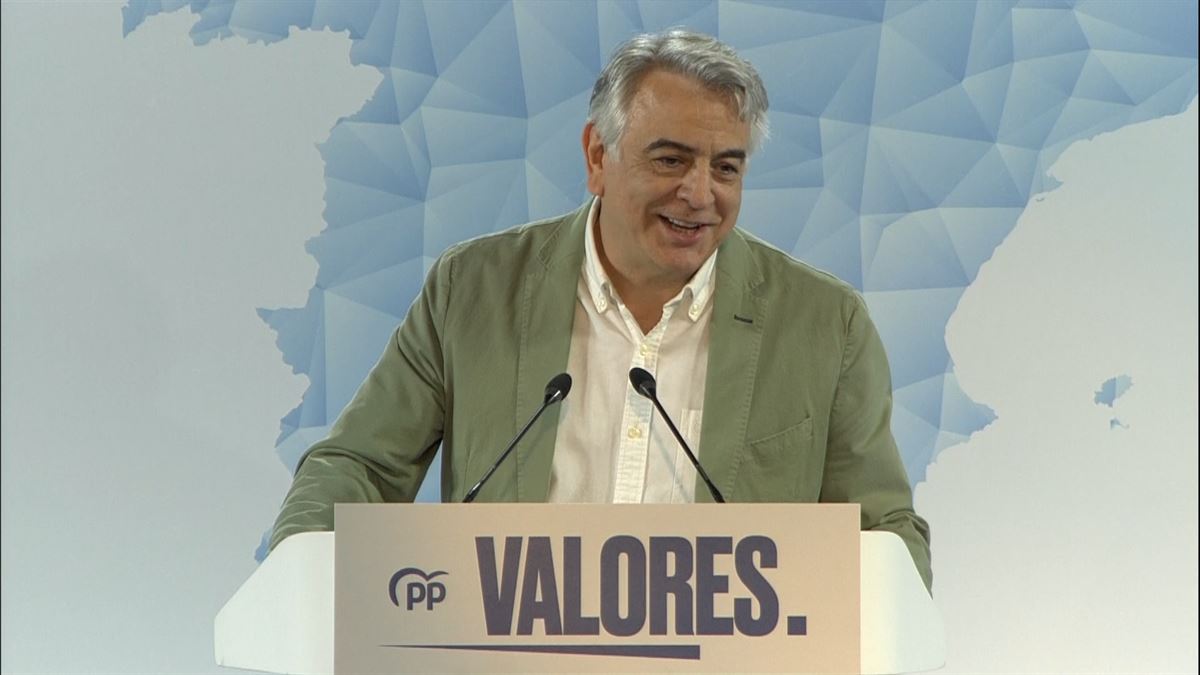 Javier De Andresek euskaraz egin dio harrera Alberto Nuñez Feijoori PPk Bilbon egin duen ekitaldian