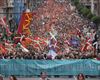 Miles de personas ataviadas con ikurriñas reivindican el derecho a decidir en una gran manifestación en Bilbao