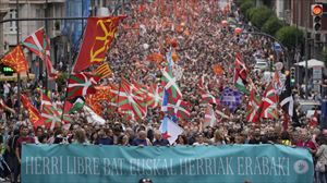 Miles de personas ataviadas con ikurriñas reivindican el derecho a decidir en una gran manifestación en Bilbao
